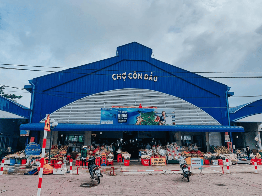 Cổng trước chợ Côn Đảo (Nguồn: Du lịch Côn Đảo)